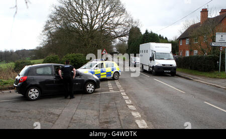 La police bloque les routes menant à la prison de Hewell Grange à Redditch, après qu'un prisonnier s'est échappé lorsqu'une camionnette embusqué les détenus jusqu'à la cour. Banque D'Images