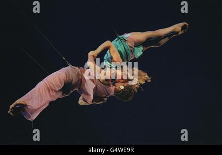 Deux danseurs effectuent un ballet aérien lors des répétitions au Millennium Dome de Greenwich, dans le sud-est de Londres, le jeudi 30 décembre 1999.Le dôme est officiellement ouvert demain soir, la Saint-Sylvestre.Photos PA: Richard Young/Pool Banque D'Images