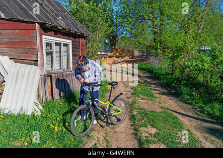 La construction de la centrale hydroélectrique de Vitebsk. Bulldozer va sur la route de village, le long de la côte. Banque D'Images