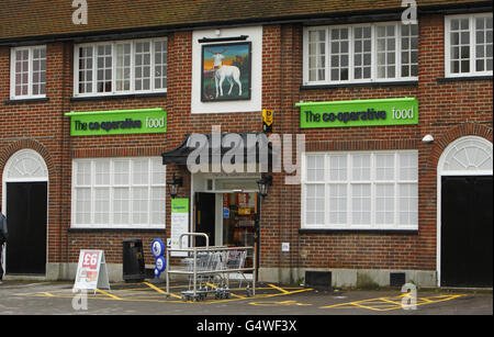 Une vue générale de l'ancien White Hart Pub qui est maintenant un magasin de Co-operative Food à Portchester, Hampshire. Banque D'Images