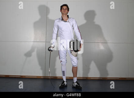 Jamie Cooke, en Grande-Bretagne, pose pour le photographe dans son équipement d'escrime lors de la séance photo de l'équipe moderne de Pentathlon à l'Université de Bath, Bath. APPUYEZ SUR ASSOCIATION photo. Date de la photo: Mercredi 25 janvier 2012. Le crédit photo devrait se lire comme suit : Nick Potts/PA Wire Banque D'Images