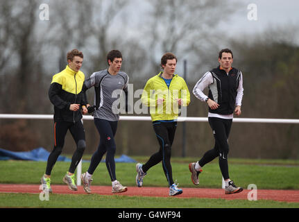 Sam Weale (à droite) de Grande-Bretagne pendant la séance photo de l'équipe moderne de Pentathlon à l'Université de Bath, Bath.APPUYEZ SUR ASSOCIATION photo.Date de la photo: Mercredi 25 janvier 2012.Le crédit photo devrait se lire comme suit : Nick Potts/PA Wire Banque D'Images