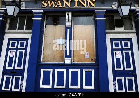 Une vue générale d'un pub Swan Inn à bord à Burton on Trent, Staffordshire. Banque D'Images