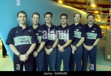 L'équipe Philips Skipper Pete Goss, Andy Hindley, Paul Larson, Alex Bennett, Graham Goff et Mike Calvin (L-R), ainsi que l'énorme catamaran de 4 millions à Totnes, Devon, qui est construit pour les courses du monde entier par le yachtman international Goss.* le catamaran a été béni lors d'une cérémonie privée à son chantier naval au bord de la rivière. Banque D'Images