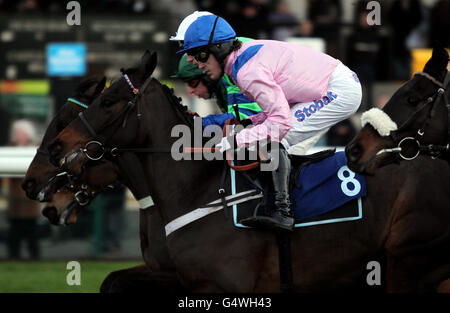 Le jockey Tony McCoy revient à l'action sur Key to the West dans la course de course de course de chasse nationale ouverte intermédiaire de Racing UK aux courses de Warwick. Banque D'Images