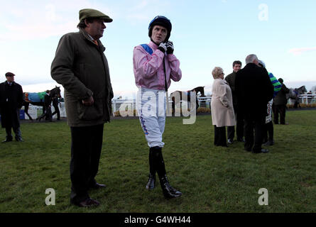 Jockey Tony McCoy avec l'entraîneur Nicky Henderson (à gauche) se prépare pour la course de course de course de course de course de course de chasse nationale ouverte intermédiaire au Royaume-Uni aux courses de Warwick. Banque D'Images