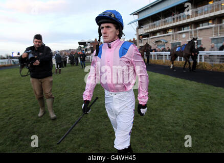 Le jockey Tony McCoy traverse l'anneau de parade de la course de course de course de l'Open National intermédiaire de course à plat de Warwick. Banque D'Images