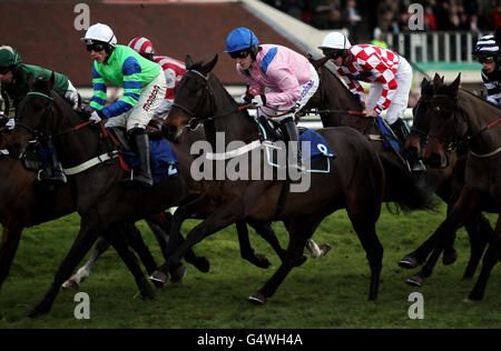 Le jockey Tony McCoy revient à l'action sur Key to the West dans la course de course de course de chasse nationale ouverte intermédiaire de Racing UK aux courses de Warwick. Banque D'Images