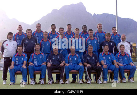 L'équipe internationale de cricket d'une journée en Angleterre pour la tournée de l'Afrique du Sud et du Zimbabwe.*de gauche à droite : rangée arrière, Darren Maddy, Craig White, Vikram Solanki, Gavin Hamilton,Mark Alleyne, Chris Adams, Chris Read.Middle row, Davis Clarke (attaché de presse), Bob Cottam (entraîneur de bowling) Graeme Swann, Andrew Caddick, Allan Mullally, Ashley Giles, Dean Conway (physiothérapeute),Malcolm Ashton (Scorer).Première rangée, Mark Ealham, Graeme Hick, Duncan Fletcher (entraîneur), Nasser Hussain (capitaine),Phil Neale (directeur des opérations), Darren Gough, Nick Knight. Banque D'Images