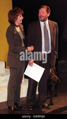 Le secrétaire à l'éducation David Blunkett (R) et la présentatrice à la télévision Carol Vorderman au Criterion Theatre dans le centre de Londres, alors que le gouvernement a annoncé un supplément de 9 millions pour améliorer les normes de mathématiques dans les écoles primaires. * l'argent, qui fait partie d'un paquet de 64 millions pour financer la stratégie nationale de calcul, va aller vers de nouveaux équipements et de fournir une formation intensive à 27,000 enseignants dans les écoles de problèmes.l'argent a été annoncé par M. Blunkett alors qu'il a lancé l'année mathématique 2000 un programme pour rendre les sommes amusantes. Banque D'Images