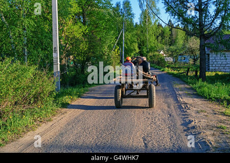 Sur le cheval panier réside une charrue pour labourer. Banque D'Images