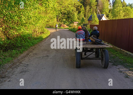 Sur le cheval panier réside une charrue pour labourer. Banque D'Images