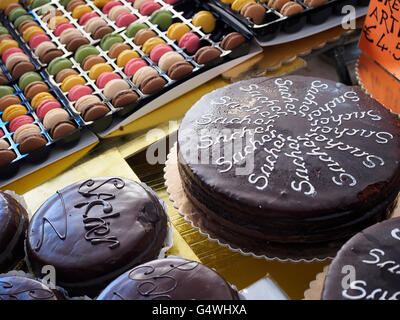 Sachertorte (gâteau) à la vente sur un stand plein de plats délicieux. Banque D'Images