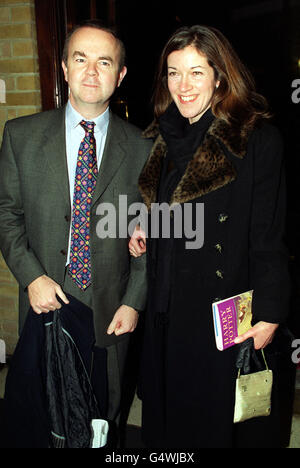 Ian Hislop, auteur et personnage de télévision de « Hé I Got News for You », et son épouse Victoria arrivent pour les Whitbread Book Awards 2000, qui se tiennent à la brasserie de Chiswell Street, Londres. Banque D'Images