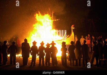 La « Jarl Squad » de guizers - des Shetlanders vêtus de costume viking - a mis le feu à la Galley, une longship en bois de 30 pieds, tout en chantant la « maison de Norseman » à Lerwick, Shetland Isles, dans le cadre du festival païen traditionnel de Up Helly AA. * Up Helly AA est originaire comme un festival païen Norse et a ensuite été adopté par les chrétiens pour célébrer la fin de la période sainte chrétienne avec des fêtes et des feux de joie. 30/01/01: L'événement annuel, qui a eu lieu le dernier mardi de janvier, qui attire des visiteurs de tous les coins du monde, voit les principaux participants s'habiller en costume Norse complet et Banque D'Images