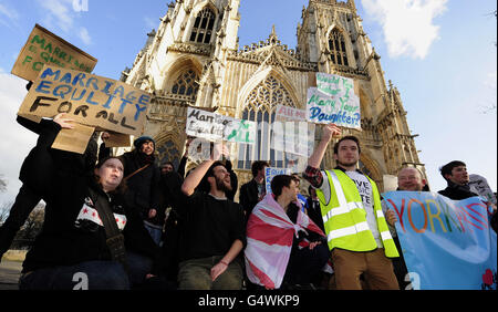 Les manifestants à l'extérieur de York Minster aujourd'hui où ils ont manifesté contre les commentaires du Dr John Sentamu, l'archevêque de York, sur le mariage gay. Banque D'Images