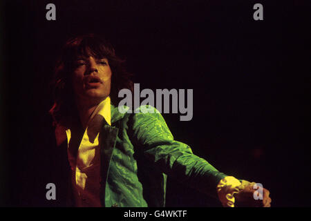 Mick Jagger, le chanteur principal avec les Rolling Stones, se présentant avec le groupe au premier de la série de concerts de Londres à Earl's court. Banque D'Images