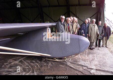 Anciens détenus de Colditz à la base de RAF Odiham dans le Hampshire. Pow's à la célèbre prison du château allemand a construit le planeur original en utilisant des planches de plancher et des sacs de couchage pour une tentative d'évasion. * l'avion n'a jamais pris le ciel après que les officiers d'évasion britanniques ont ordonné le retard du lancement en avril 1945 dans le cas où le SS a ordonné un massacre des évadés. Le planeur, les constructeurs et les anciens détenus se sont réunis à la base aérienne pour un documentaire Channel 4. Banque D'Images