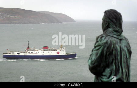 La statue du fondateur de la Royal National Lifeboat institution Sir William Hillary regarde le ferry pour passagers Lady of Mann qui navigue dans la mer d'Irlande, où les équipes de sauvetage commencent la tâche d'élever le bateau de pêche Solway Harvester. * la récolteuse de Solway a coulé le 11/01/2000. Banque D'Images