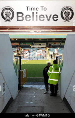 Football - npower football League One - Rochdale / Bury - Spotland. Vue depuis le tunnel menant au terrain Banque D'Images