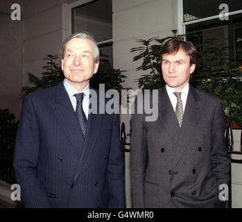 Patrick Gillam (à gauche), président du groupe Asda, et Archie Norman, chef de la direction, à Londres, pour présenter les résultats intermédiaires de la société. Banque D'Images