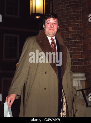 L'acteur et écrivain Stephen Fry arrive au Middle Temple Hall historique de Londres où Kenneth Branagh a reçu le John Gielgud Golden Quill Award décerné par la Shakespeare Guild de l'Amérique à un éminent instigateur du Bard. Banque D'Images