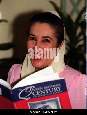 L'ancien premier ministre pakistanais Benazir Bhutto a été salué dans un livre intitulé « la statue de la Reine mère célébrée en timbres » au Royal automobile Club, à Londres. Banque D'Images