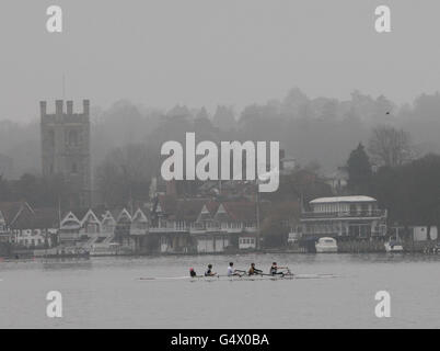 Les rameurs s'entraînent sur la Tamise dans la brume de Henley-on-Thames, Oxfordshire. Banque D'Images