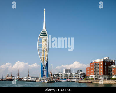 Le port de Portsmouth, Spinnaker Tower et de Gunwharf Quays de Spice Island Banque D'Images