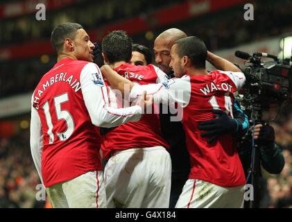 Le Robin Van Persie d'Arsenal (au centre) célèbre avec ses coéquipiers Alex Oxlade-Chamberlain (à gauche), Thierry Henry (2e à droite) et Theo Walcott (à droite) après avoir obtenu leur troisième but à partir de la zone de pénalité Banque D'Images