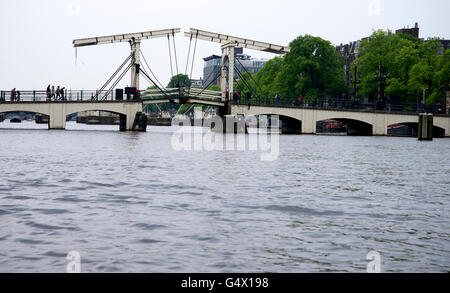 Célèbre attraction Skinny Bridge sur la rivière Amstel à Amsterdam utilisé par les piétons et les cyclistes. Banque D'Images