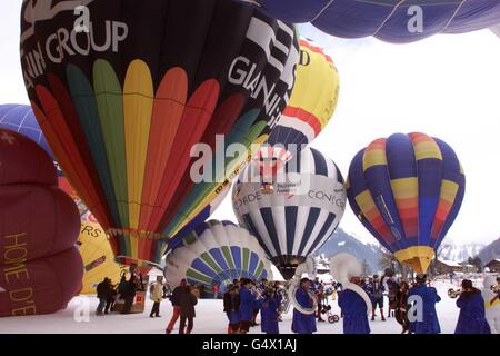 La semaine internationale annuelle des ballons à air chaud commence à Château d'Oex, en Suisse, d'où les invités d'honneur du monde entier ont lancé les briseurs de ballons Brian Jones de Wiltshire, et Bertrand Piccard de Suisse, en mars 1999.* ils ont reçu un accueil de héros en tant qu'invités d'honneur le premier jour du festival. Banque D'Images