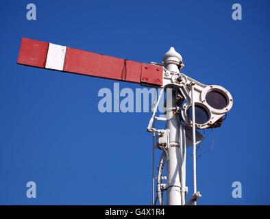 Un vieux train de sémaphore signal indiquant d'arrêter Banque D'Images