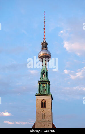 Berlin, Allemagne. Le 368m Fernsehturm (tour de télévision de Berlin) construit en 1969, surplombe le 13c sur Alexanderplatz Marienkirche Banque D'Images