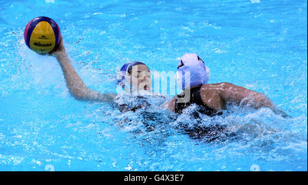 Water Polo - Test de Londres 2012 - deuxième jour - Water Polo Arena.Gabrella Szucs (à gauche) en Hongrie et Lisa Gibson en Grande-Bretagne lors du test de Londres 2012 à la Water Polo Arena, Londres. Banque D'Images