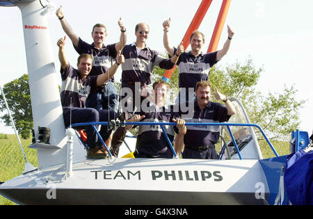 Équipage à bord de « Team Philips » avant le lancement à Totnes, Devon de gauche à droite - Andy Hindley, Graham Goff, Skipper - Pete Goss, devant à gauche Alex Bennett, Paul Larsen, Mike Calvin. Le catamaran de 120 pieds de Pete Goss était de retour dans l'eau. * - six mois après qu'elle a éclaté de manière spectaculaire pendant les essais en mer. L'arc de l'équipe Philips de 4 millions, la plus grande structure en fibre de carbone au monde, a éclaté et flotté au large des îles de Scilly le 29 mars de cette année. Maintenant réparé et renforcé, le catamaran de course océanique a été remis dans l'eau aujourd'hui à Totnes, Devon. Banque D'Images