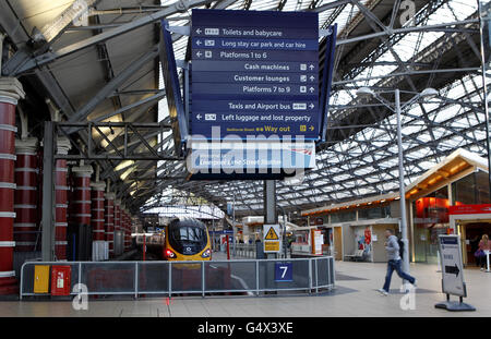 Une gare très calme de Liverpool Lime Street, le matin de la finale de la coupe FA, car les plates-formes devraient être occupées par les fans qui se rendent au match entre Liverpool et Chelsea, mais les travaux d'entretien ont fait que les trains ne pourront pas revenir de Londres après le match. Banque D'Images