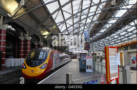 Une gare très calme de Liverpool Lime Street, le matin de la finale de la coupe FA, car les plates-formes devraient être occupées par les fans qui se rendent au match entre Liverpool et Chelsea, mais les travaux d'entretien ont fait que les trains ne pourront pas revenir de Londres après le match. Banque D'Images