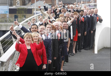 Le chef travailliste écossais Johann Lamont (front) avec la députée Margaret Curran (2e front), Gordon Matheson (3e front) et les conseillers nouvellement élus à Glasgow, alors que le Labour est revenu au pouvoir dans la ville avec une majorité de conseillers malgré une campagne de grande envergure du SNP. Banque D'Images