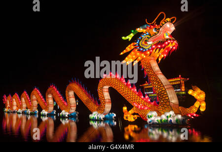 La nuit photo d'un objet d'art chinois orange pendant la fête des lumières à Rotterdam, Holland Banque D'Images