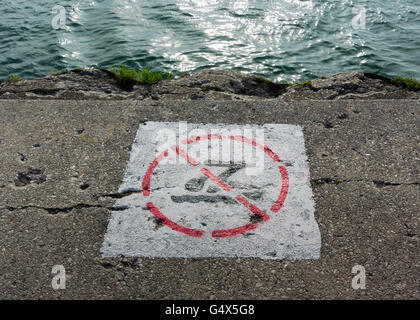 Pas de natation Inscription peinte sur le trottoir en ruine le long d'un chemin public lake Banque D'Images