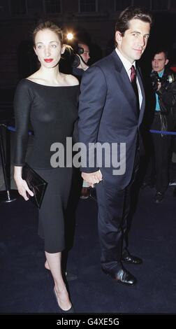 John Kennedy Jr, fils de l'ancien président américain John F Kennedy, arrive avec son épouse Carolyn Bessette-Kennedy pour une fête célébrant l'ouverture d'un nouveau magasin londonien par le couturier Ralph Lauren. Banque D'Images