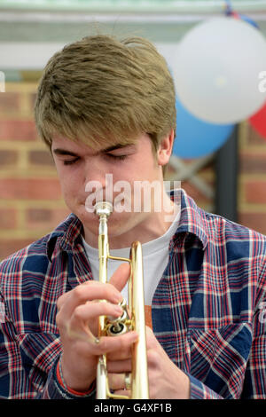 Les cygnes en spectacle avec son groupe au niveau local street party Banque D'Images