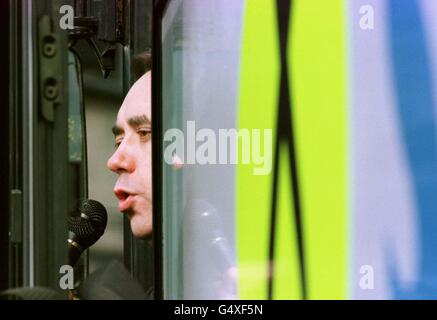 Le chef du Parti national écossais Alex Salmond regarde de la porte de son autobus de campagne. Le rassemblement du SNP à Calton Hill, à Édimbourg, a été son premier arrêt à la dernière étape de sa campagne, avant les élections parlementaires écossaises, le 06/05/99. Banque D'Images