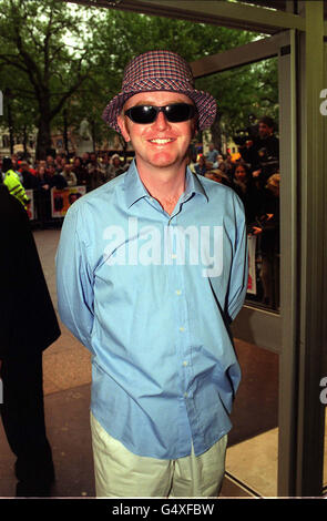 Chris Evans, présentateur à la radio et à la télévision, arrive à l'Odeon Leicester Square, à Londres, pour la première du film 'Swing', qui met en vedette Lisa Stansfield, Hugo Speer et Alexei Sayle. Banque D'Images