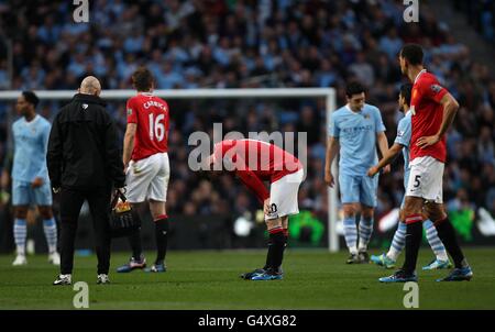 Wayne Rooney de Manchester United lutte avec un coup de cognement Banque D'Images