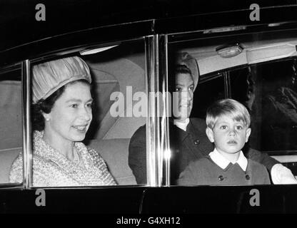 Le prince Edward de quatre ans avec sa mère, la reine Elizabeth II, dans une voiture à la sortie de la gare de Kings Cross. Ils revenaient d'Écosse à Londres. Banque D'Images