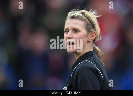 Football - Blue Square Premier - Playoff - semi final - second Leg - Mansfield Town / York City - One Call Stadium. L'assistante arbitre Sarah Garratt Banque D'Images