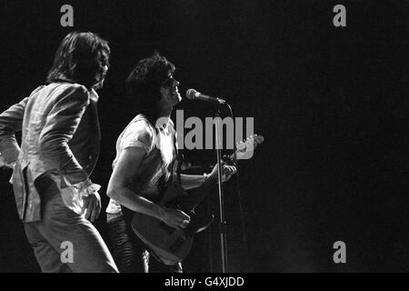 Mick Jagger, chanteur principal des Rolling Stones, lors du premier concert de Londres depuis trois ans. La foule de 17,000 personnes a vu le groupe s'asseoir à la hauteur de sa réputation comme le plus grand groupe rock 'n' roll au monde. Banque D'Images