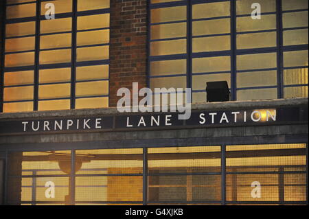 Vue générale de la station de métro Turnpike Lane, Londres, pendant que la police et les officiers de police assistent à la scène d'une fusillade mortelle à proximité. Banque D'Images